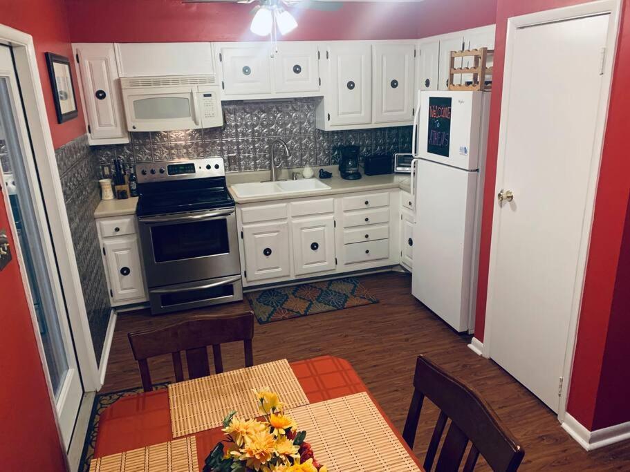 Family Friendly Downtown Home - Private Yard & Grill - Location, Location, Location! Athens Exterior photo