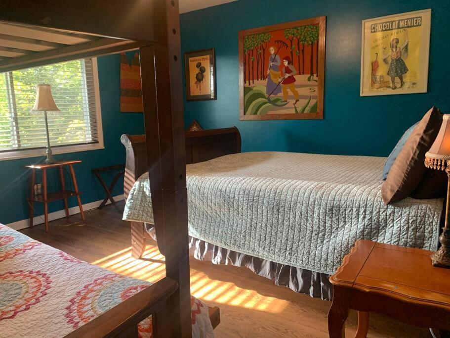 Family Friendly Downtown Home - Private Yard & Grill - Location, Location, Location! Athens Exterior photo