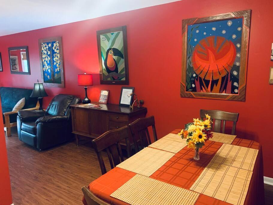 Family Friendly Downtown Home - Private Yard & Grill - Location, Location, Location! Athens Exterior photo