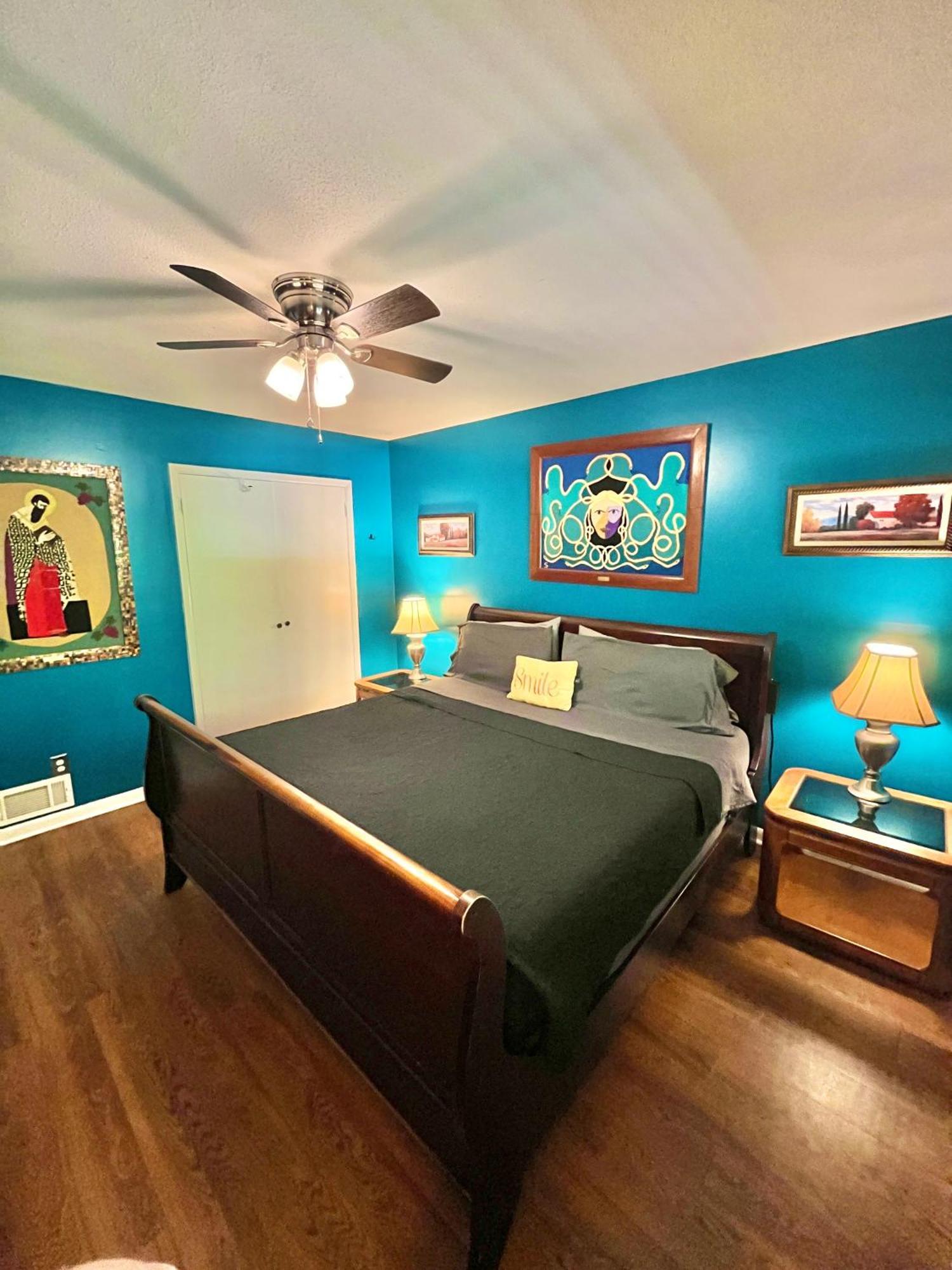 Family Friendly Downtown Home - Private Yard & Grill - Location, Location, Location! Athens Exterior photo