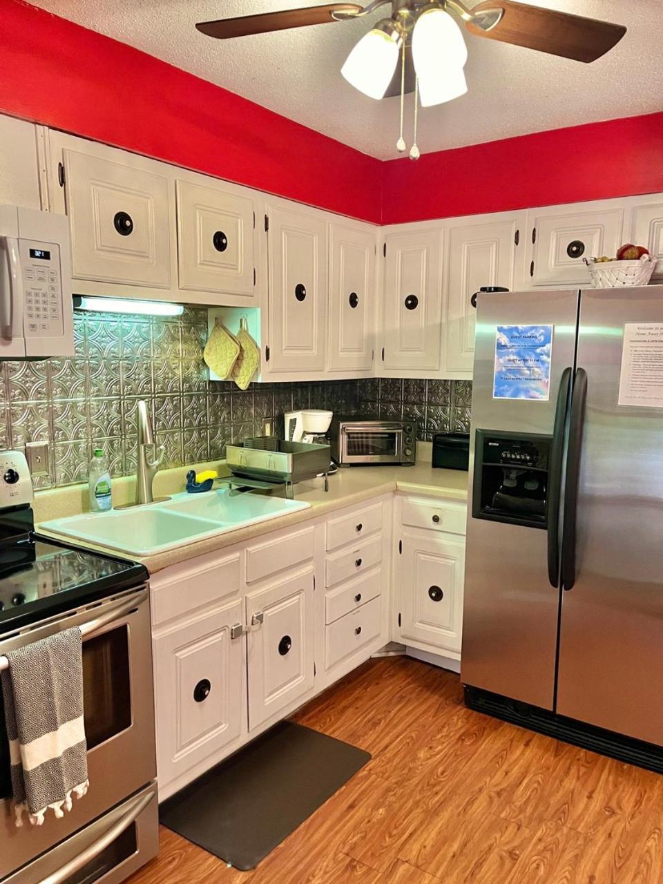 Family Friendly Downtown Home - Private Yard & Grill - Location, Location, Location! Athens Exterior photo
