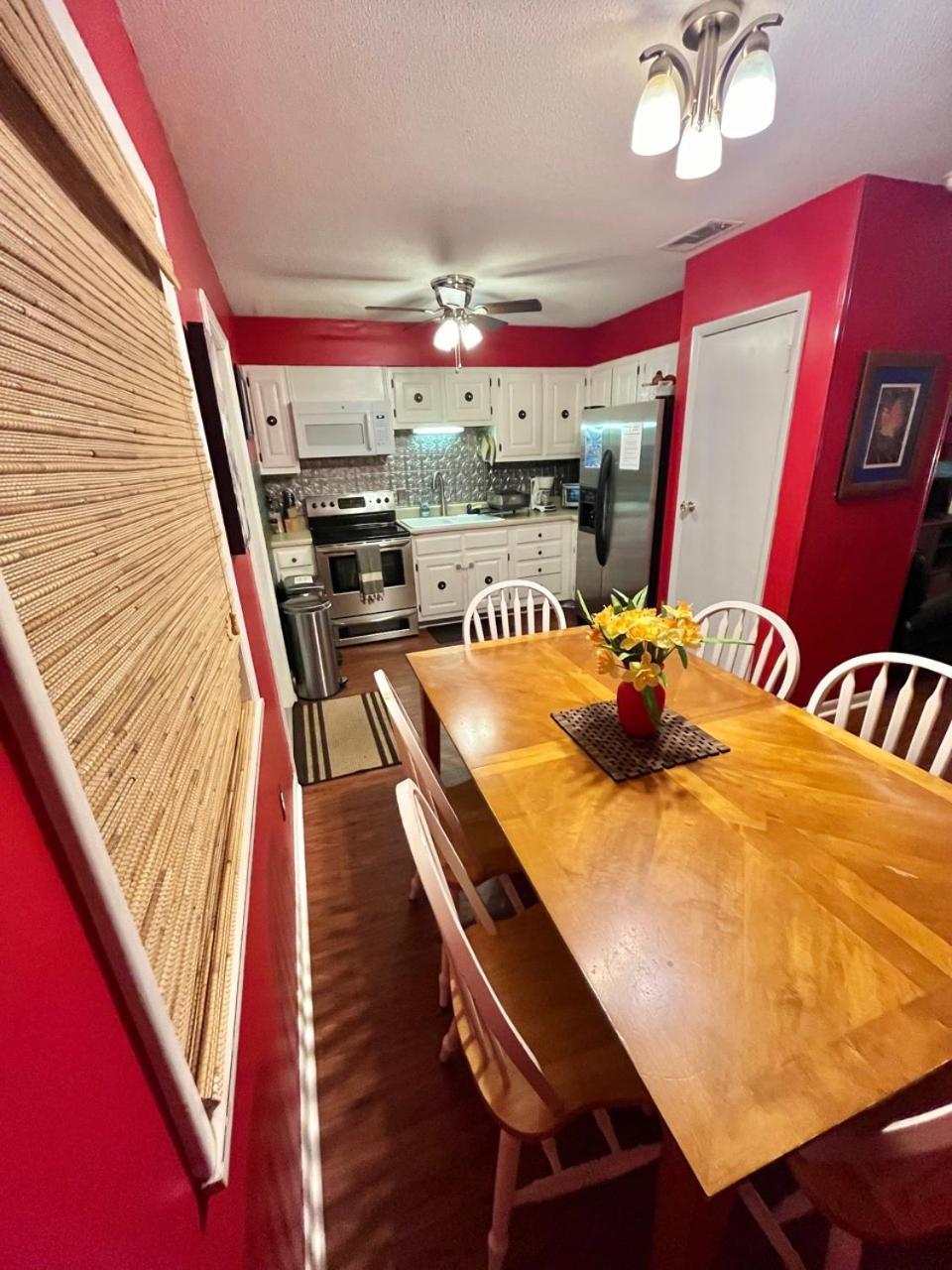 Family Friendly Downtown Home - Private Yard & Grill - Location, Location, Location! Athens Exterior photo